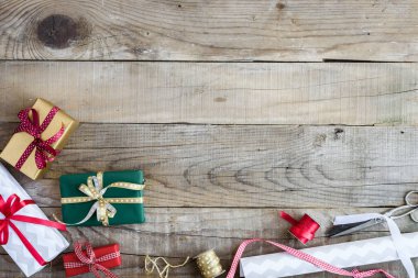 Ahşap arka planda noel hediyelerinin en üst görüntüsü