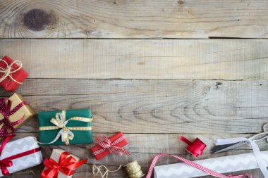 Ahşap arka planda noel hediyelerinin en üst görüntüsü