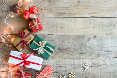 Ahşap arka planda noel hediyelerinin en üst görüntüsü
