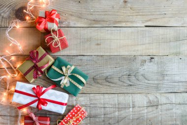 Ahşap arka planda noel hediyelerinin en üst görüntüsü