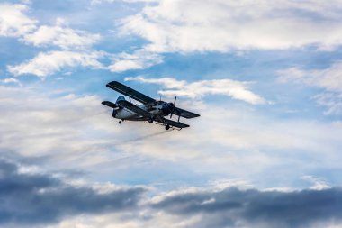 Gökyüzünde uçan bir uçak