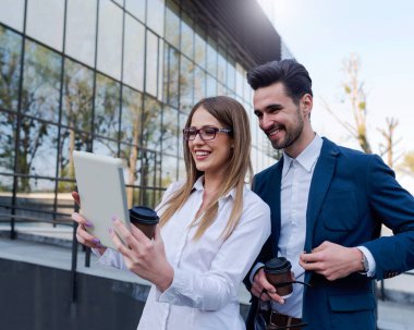 Sokakta kahve molasında gülümseyen bir çift.