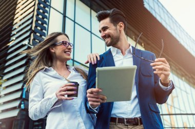 Sokakta kahve molasında gülümseyen bir çift.