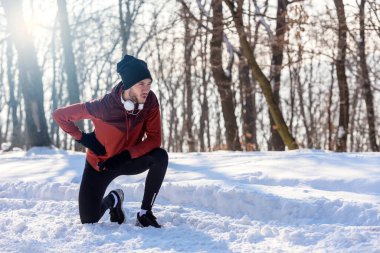 Aşırı kar koşullarında çalışmasını mola adam sporcu