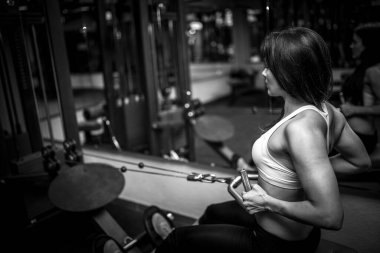spor salonunda kadın