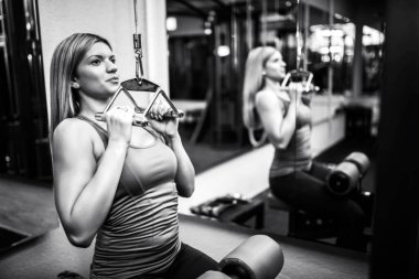 spor salonunda kadın