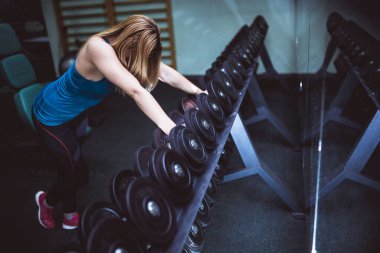Spor salonundaki kız Ayna 'nın önünde fren yapıyor.