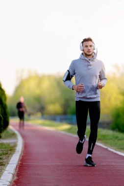 Adam sabah dışarı yarış pistinde koşu