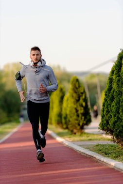 Adam sabah dışarı yarış pistinde koşu