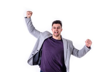 Kollarını kaldırıp başarıyı kutlayan genç iş adamı.