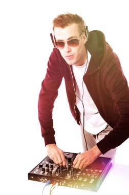 Genç DJ beyaz bir arkaplanda müzik çalıyor 