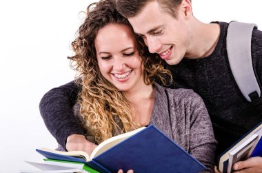 Beyaz arkaplan üzerine kitapları olan gençler