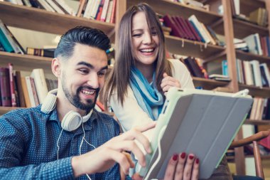 Güzel iki öğrenci kütüphanede vakit geçiriyor. 