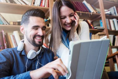 Güzel iki öğrenci kütüphanede vakit geçiriyor. 