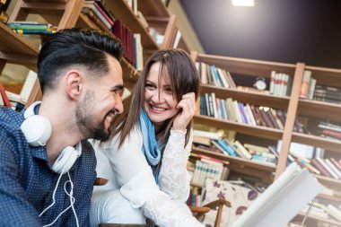 Güzel iki öğrenci kütüphanede vakit geçiriyor. 