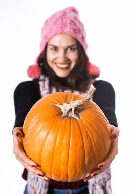 Balkabağı Tutan Şirin Genç Kadın