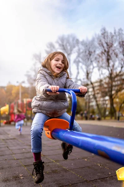 Glückliches Kind Beim Spielen Auf Dem Spielplatz — Stockfoto