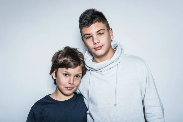 Два Симпатичных Детских Брата — стоковое фото