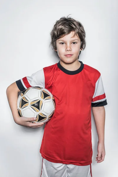 Мальчик Держит Футбольный Мяч Крупным Планом Портрет — стоковое фото