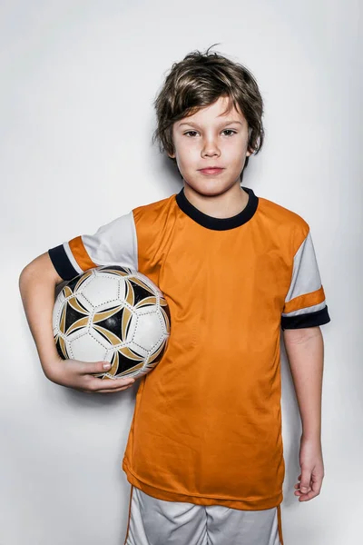 Chłopiec Gospodarstwa Piłka Nożna Piłka Zbliżenie Portret — Zdjęcie stockowe