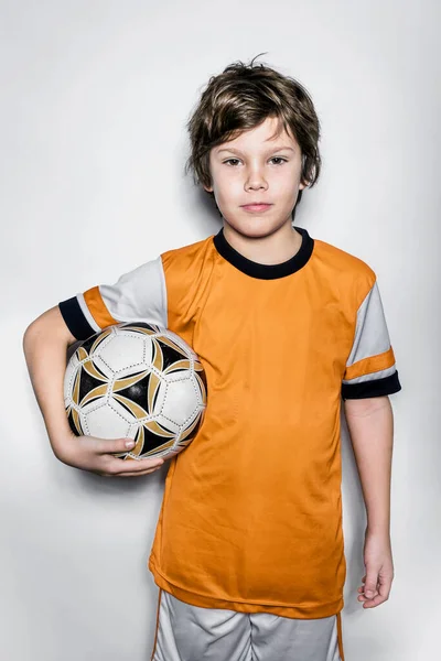 Мальчик Держит Футбольный Мяч Крупным Планом Портрет — стоковое фото
