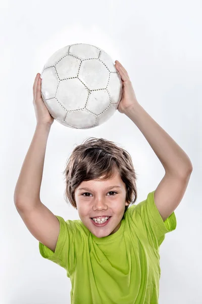 Menino Segurando Bola Futebol Close Retrato — Fotografia de Stock