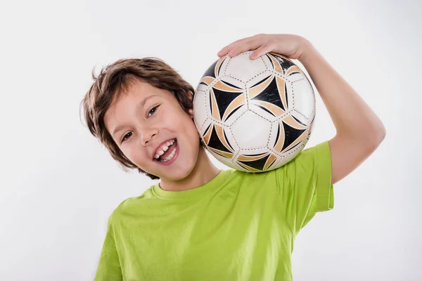 Portret Małego Piłkarza Piłką Izolowaną Białym Tle — Zdjęcie stockowe