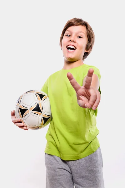 Portret Małego Piłkarza Piłką Izolowaną Białym Tle — Zdjęcie stockowe
