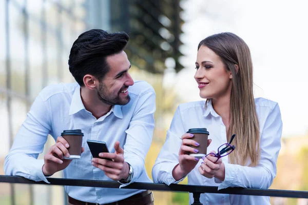コーヒーブレーキの路上で屋外で笑顔ビジネスカップル — ストック写真