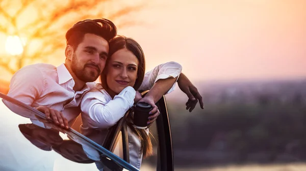 Ρομαντικό Ζευγάρι Στο Ηλιοβασίλεμα Που Ταξιδεύουν Αυτοκίνητο — Φωτογραφία Αρχείου