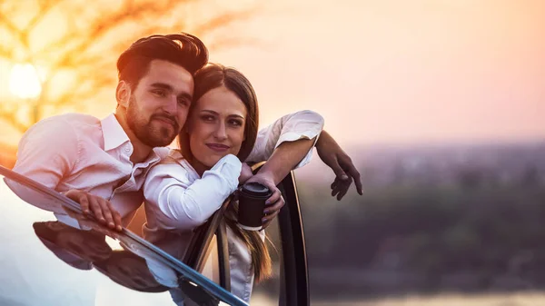 Ρομαντικό Ζευγάρι Στο Ηλιοβασίλεμα Που Ταξιδεύουν Αυτοκίνητο — Φωτογραφία Αρχείου