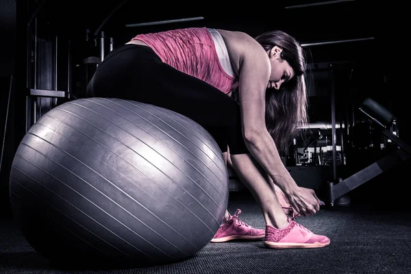 Fitness Girl Sitting Gym Ball Tying Laces — Stock Photo, Image