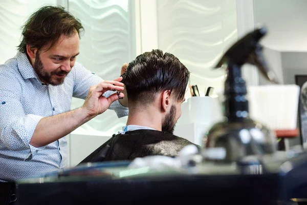 Man Having His Hair Trimmed Hairdressing Salon — Stock Photo, Image