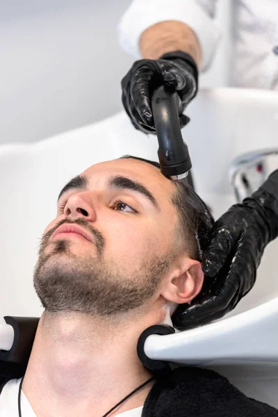 Muž Který Myje Vlasy Kadeřnickém Salónu — Stock fotografie