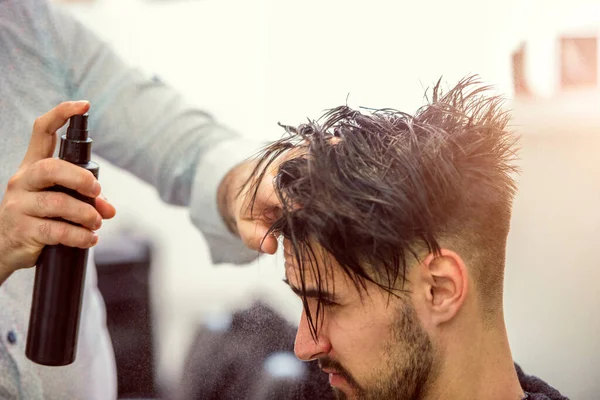 Hombre Peinado Con Spray Para Cabello —  Fotos de Stock