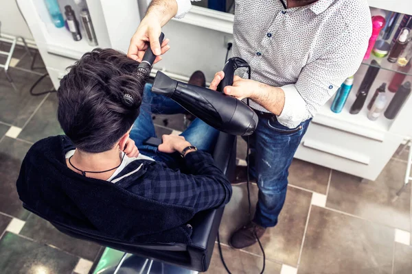 Mężczyzna Którego Włosy Suszone Salonie Fryzjerskim — Zdjęcie stockowe