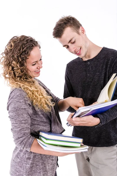 Casal Estudantes Com Livros Contra Fundo Branco — Fotografia de Stock