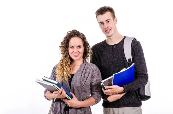 两个学生背对着白色的背景看书 — 图库照片
