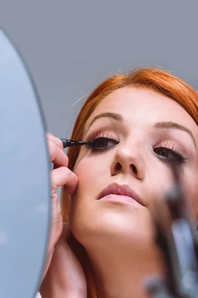 Mujer Joven Aplicando Maquillaje Delante Del Espejo —  Fotos de Stock