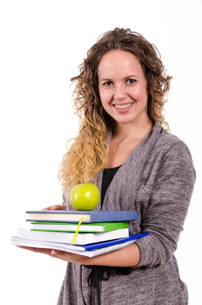 本やリンゴを背景に白い背景を持つ女性が — ストック写真