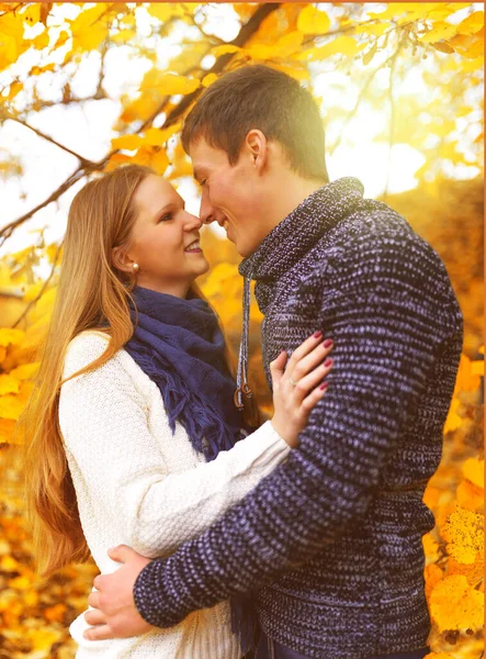 Красивая Улыбающаяся Влюбленная Пара Гуляющая Красочном Осеннем Лесном Парке — стоковое фото