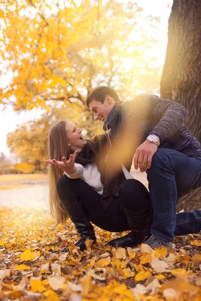 Beautiful Smiling Love Couple Walking Colorful Autumn Forest Park — Stock Photo, Image