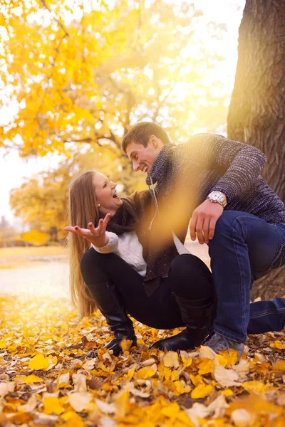 カラフルな秋の森公園を歩く美しい笑顔の愛のカップル — ストック写真