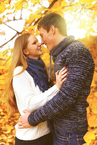 Красивая Улыбающаяся Влюбленная Пара Гуляющая Красочном Осеннем Лесном Парке — стоковое фото