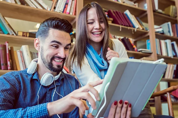 Mooi Paar Studenten Die Tijd Doorbrengen Bibliotheek — Stockfoto