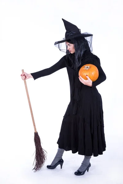 Siyah Cadılar Bayramı Kostümü Içinde Balkabağı Tutan Güzel Bir Cadı — Stok fotoğraf