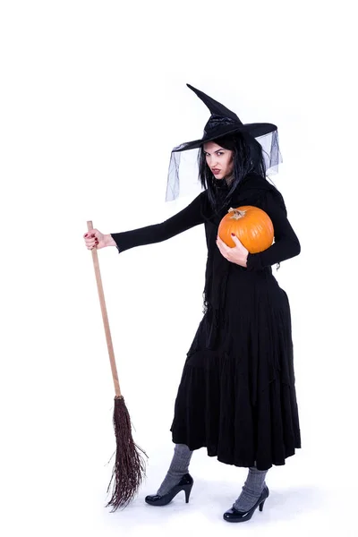 Mooie Jonge Heks Zwart Halloween Kostuum Houden Pompoen — Stockfoto