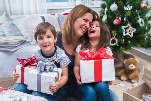 Lycklig Familj Med Julklappar — Stockfoto