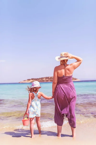Задний Вид Матери Дочери Стоящих Идеальном Изумрудном Пляже — стоковое фото