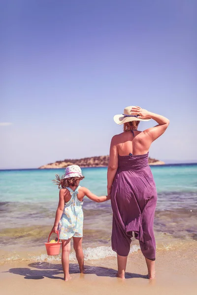 Вид Ззаду Матір Дочку Стоїть Ідеальному Смарагдовому Пляжі — стокове фото